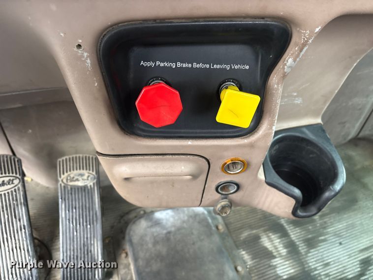 image for item ET7320 2007 Peterbilt 385 semi truck