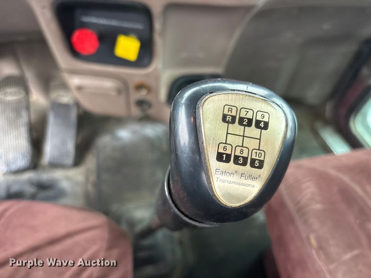 image for item ET7320 2007 Peterbilt 385 semi truck