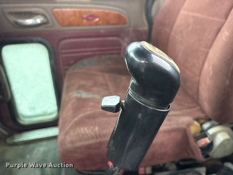 image for item ET7320 2007 Peterbilt 385 semi truck