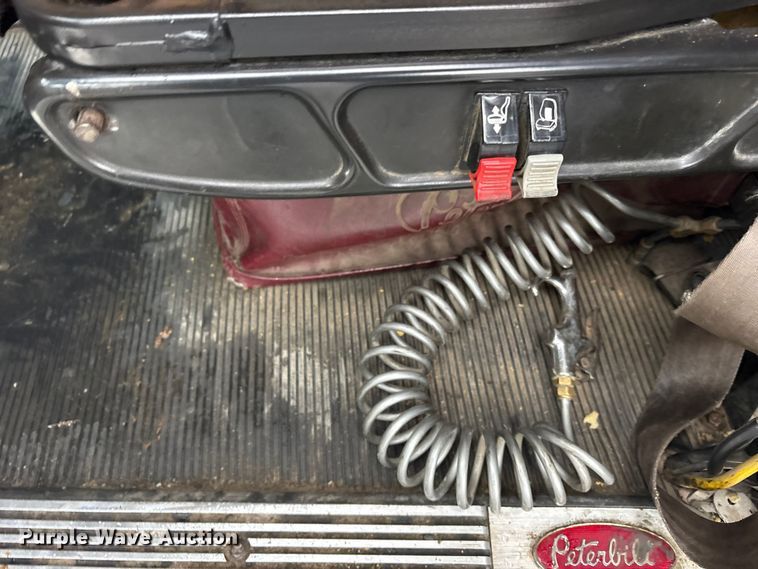 image for item ET7320 2007 Peterbilt 385 semi truck