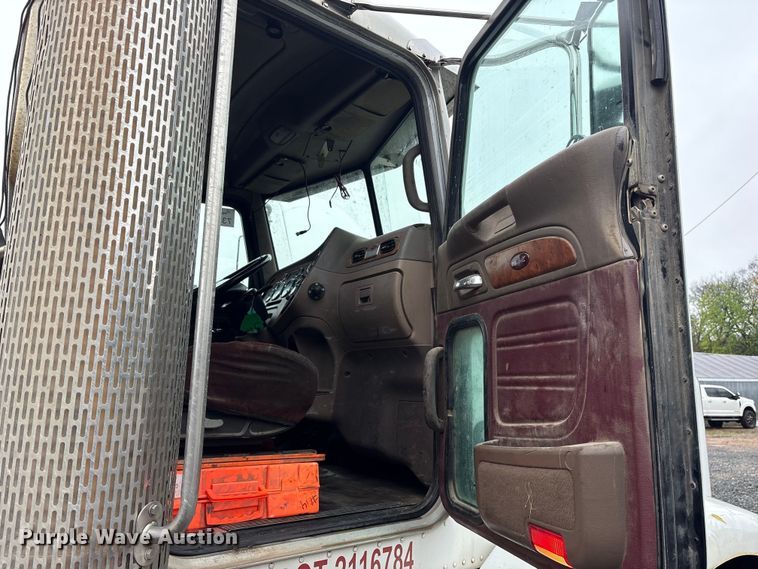 image for item ET7320 2007 Peterbilt 385 semi truck