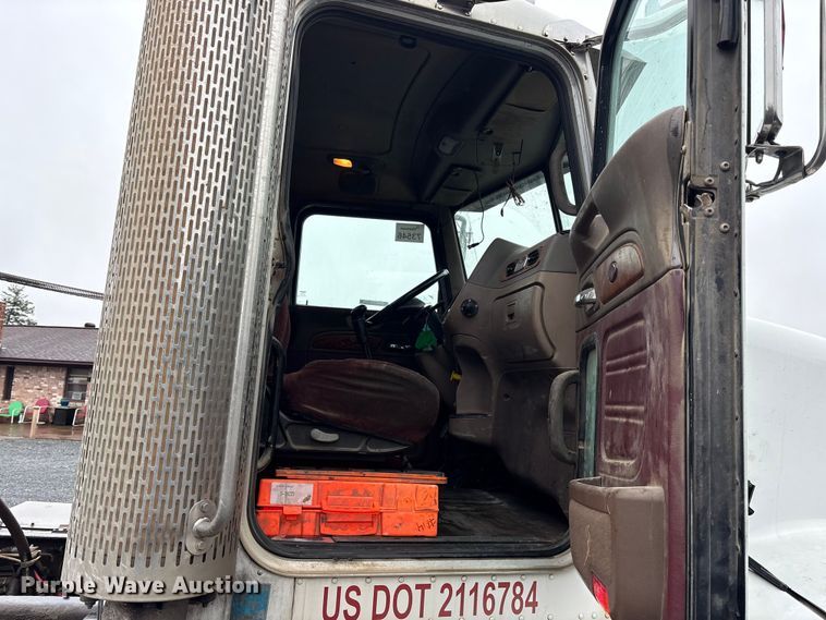 image for item ET7320 2007 Peterbilt 385 semi truck