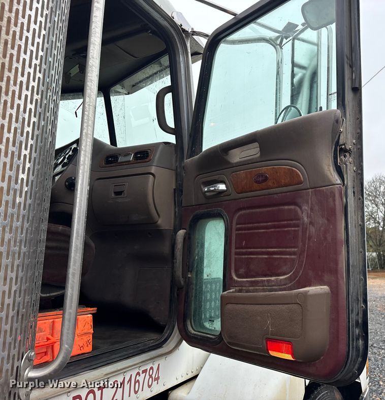image for item ET7320 2007 Peterbilt 385 semi truck