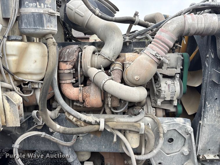 image for item ET7320 2007 Peterbilt 385 semi truck