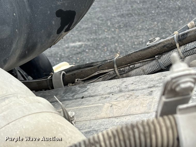 image for item ET7320 2007 Peterbilt 385 semi truck