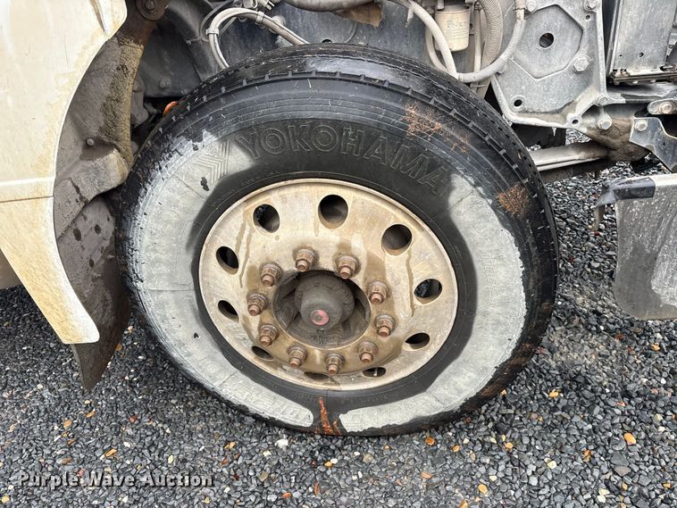 image for item ET7320 2007 Peterbilt 385 semi truck