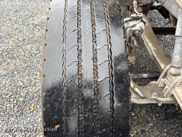 image for item ET7320 2007 Peterbilt 385 semi truck