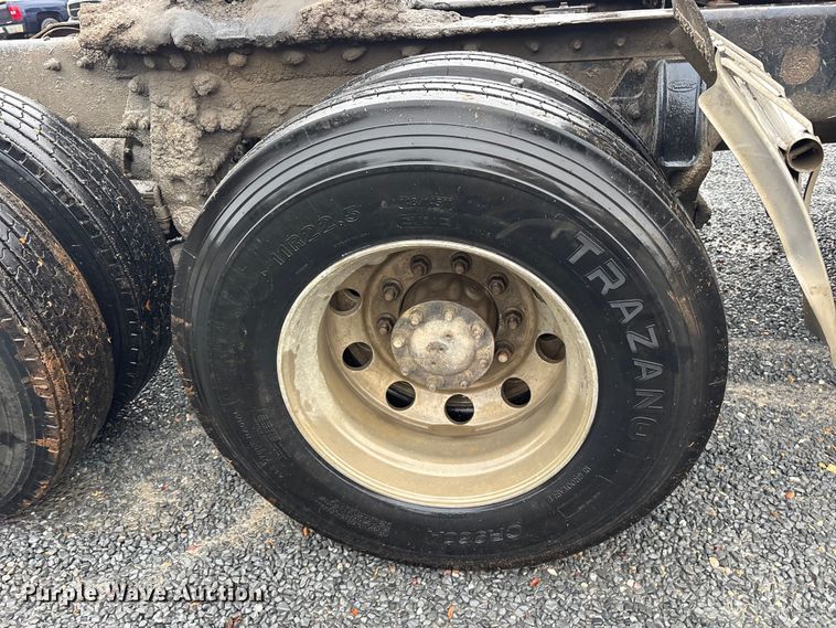 image for item ET7320 2007 Peterbilt 385 semi truck