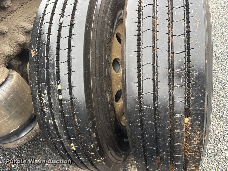 image for item ET7320 2007 Peterbilt 385 semi truck