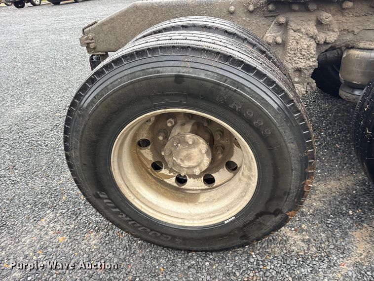 image for item ET7320 2007 Peterbilt 385 semi truck