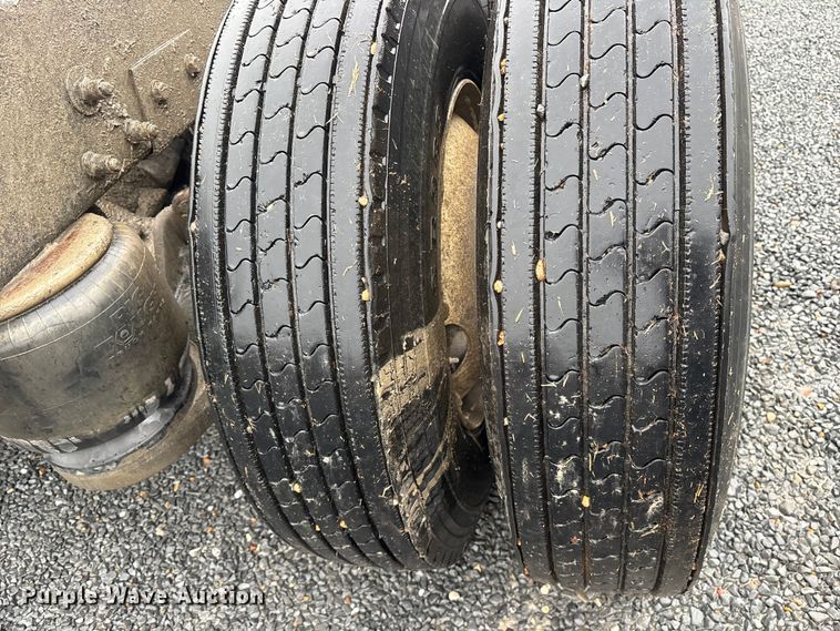 image for item ET7320 2007 Peterbilt 385 semi truck