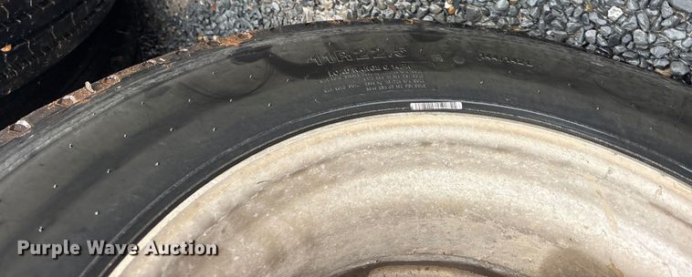 image for item ET7320 2007 Peterbilt 385 semi truck