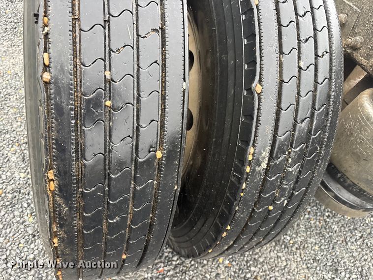 image for item ET7320 2007 Peterbilt 385 semi truck