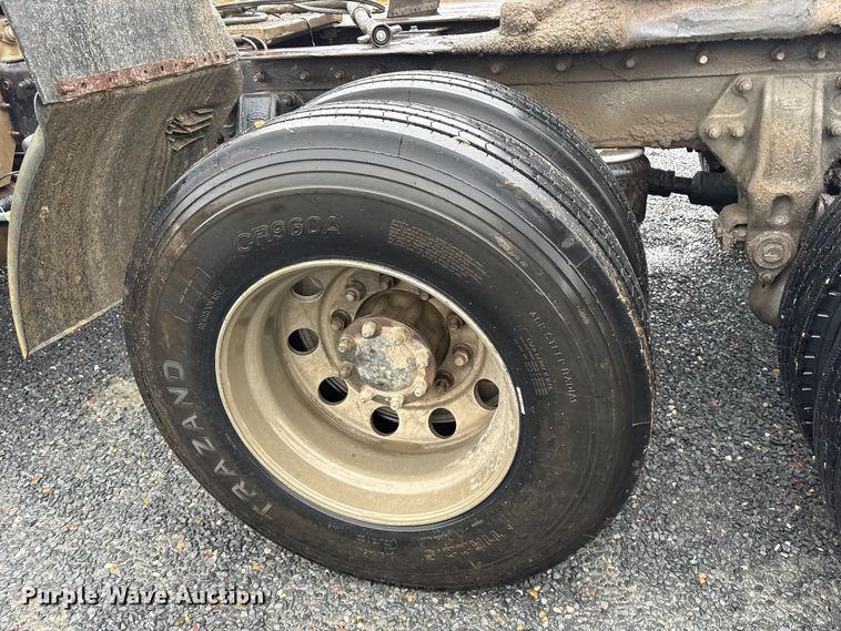 image for item ET7320 2007 Peterbilt 385 semi truck