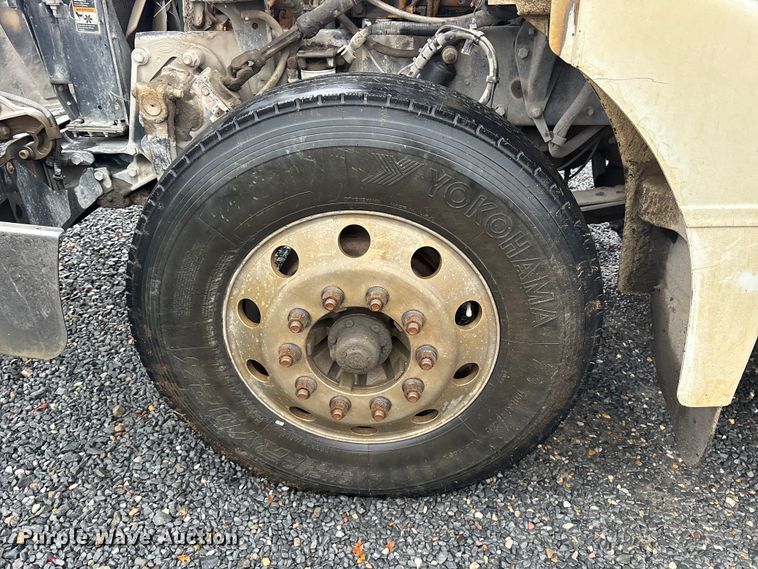 image for item ET7320 2007 Peterbilt 385 semi truck