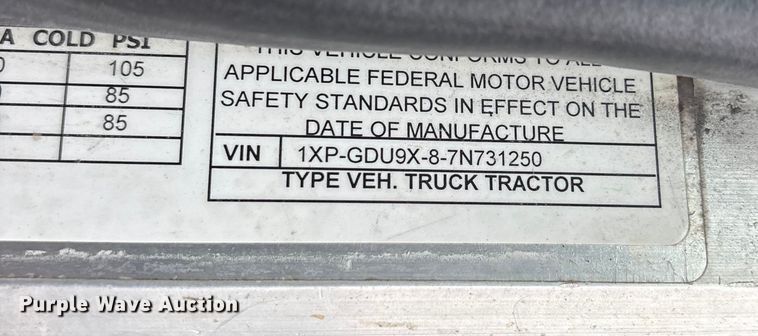 image for item ET7320 2007 Peterbilt 385 semi truck