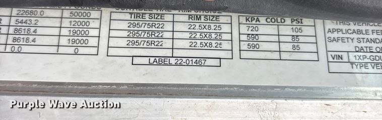 image for item ET7320 2007 Peterbilt 385 semi truck