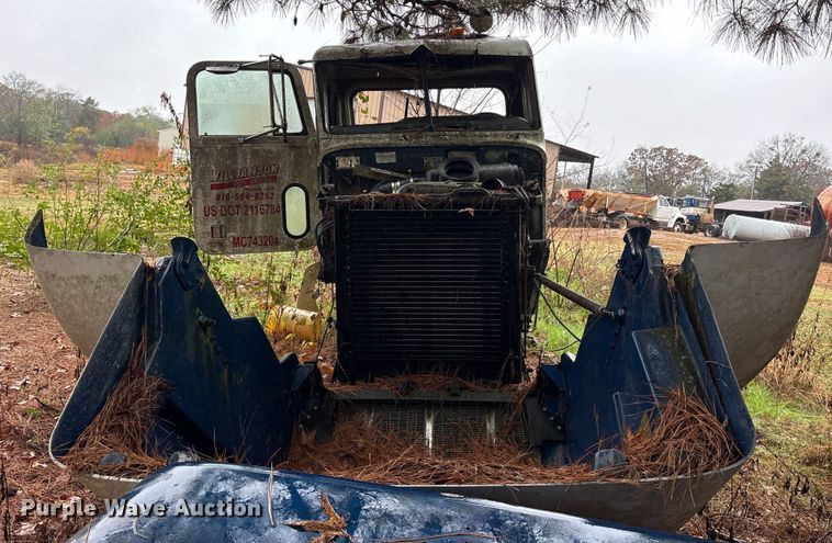 image for item ET7321 2004 Peterbilt 385 truck cab and chassis