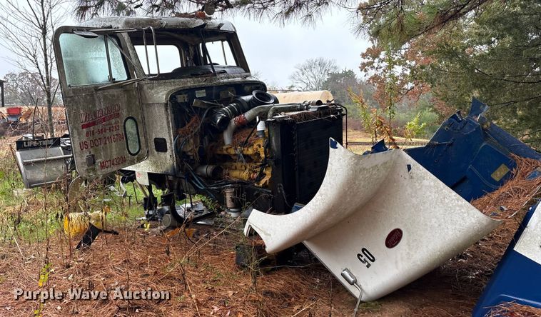 image for item ET7321 2004 Peterbilt 385 truck cab and chassis