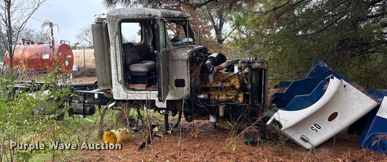 image for item ET7321 2004 Peterbilt 385 truck cab and chassis