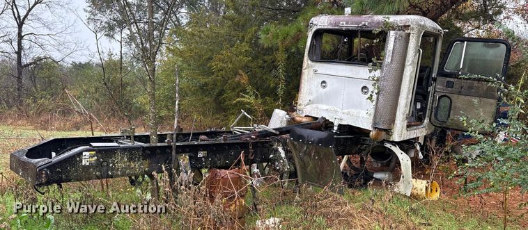 image for item ET7321 2004 Peterbilt 385 truck cab and chassis