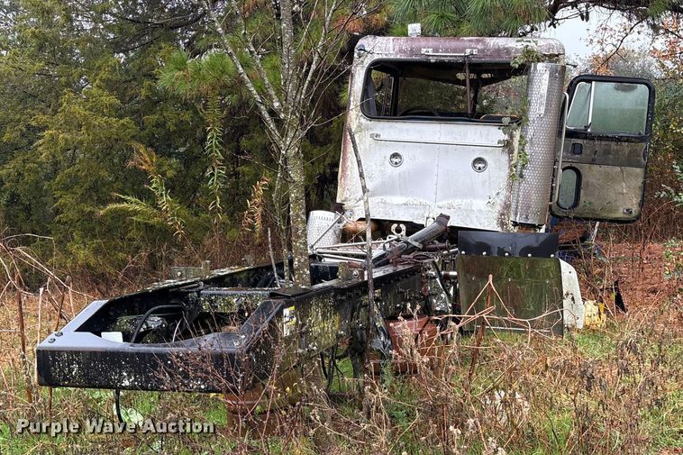 image for item ET7321 2004 Peterbilt 385 truck cab and chassis