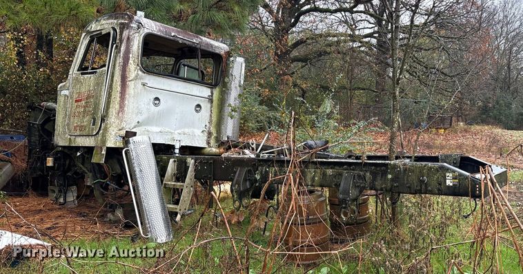 image for item ET7321 2004 Peterbilt 385 truck cab and chassis