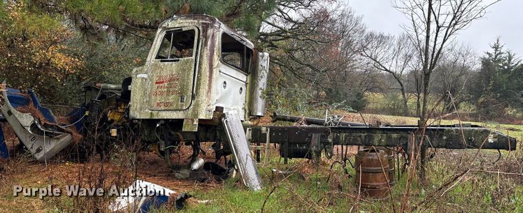 image for item ET7321 2004 Peterbilt 385 truck cab and chassis