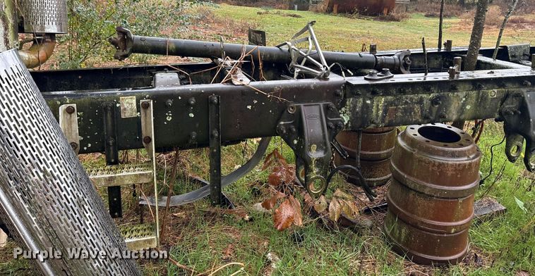 image for item ET7321 2004 Peterbilt 385 truck cab and chassis