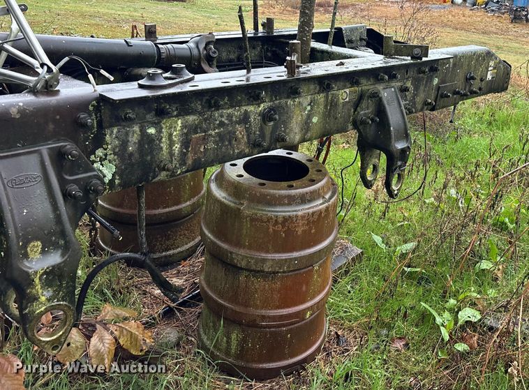 image for item ET7321 2004 Peterbilt 385 truck cab and chassis