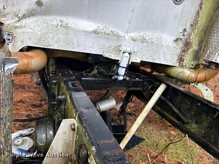 image for item ET7321 2004 Peterbilt 385 truck cab and chassis