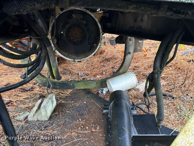 image for item ET7321 2004 Peterbilt 385 truck cab and chassis