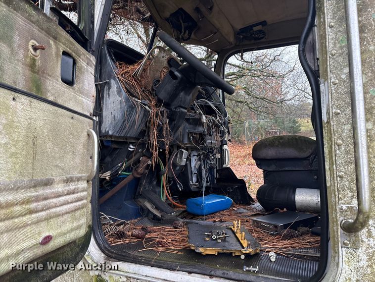 image for item ET7321 2004 Peterbilt 385 truck cab and chassis