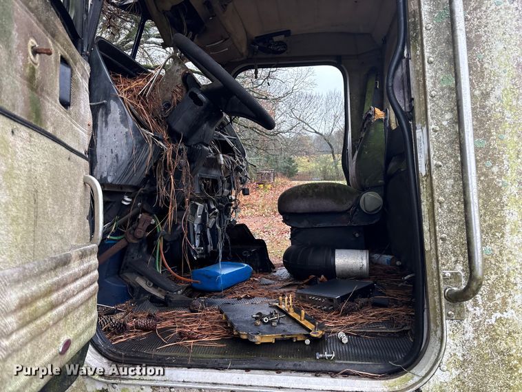 image for item ET7321 2004 Peterbilt 385 truck cab and chassis