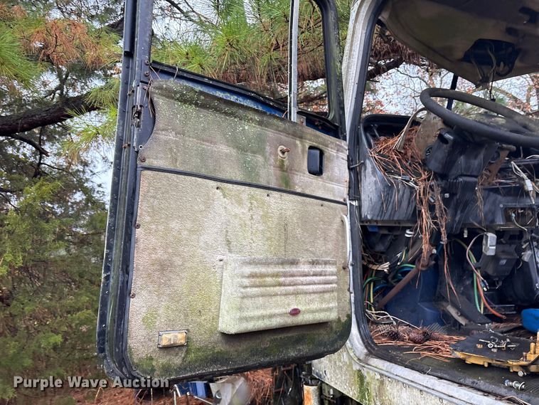 image for item ET7321 2004 Peterbilt 385 truck cab and chassis