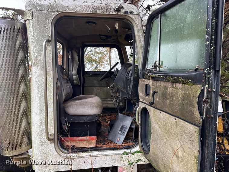 image for item ET7321 2004 Peterbilt 385 truck cab and chassis