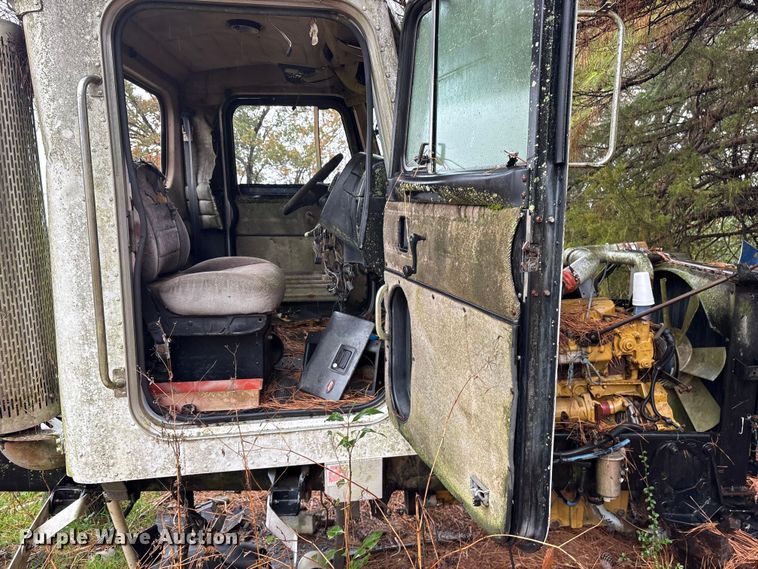 image for item ET7321 2004 Peterbilt 385 truck cab and chassis