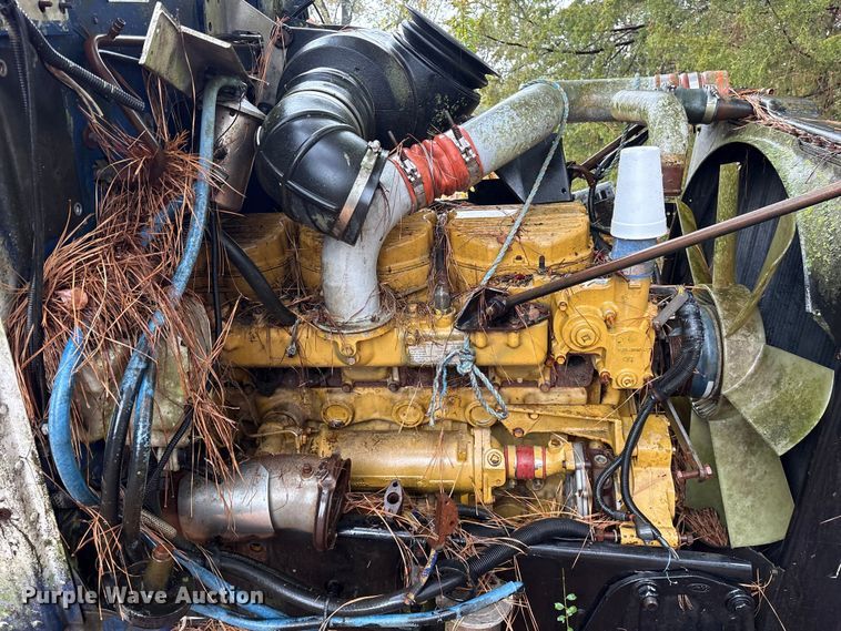 image for item ET7321 2004 Peterbilt 385 truck cab and chassis