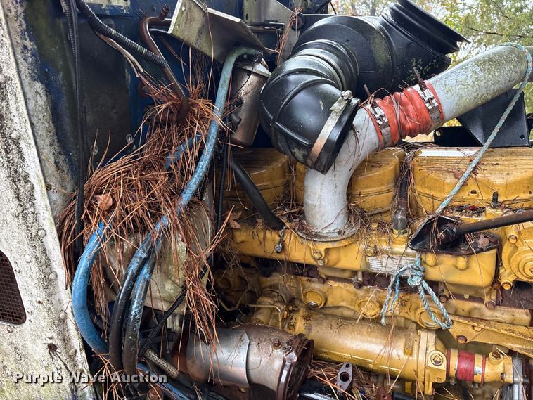 image for item ET7321 2004 Peterbilt 385 truck cab and chassis