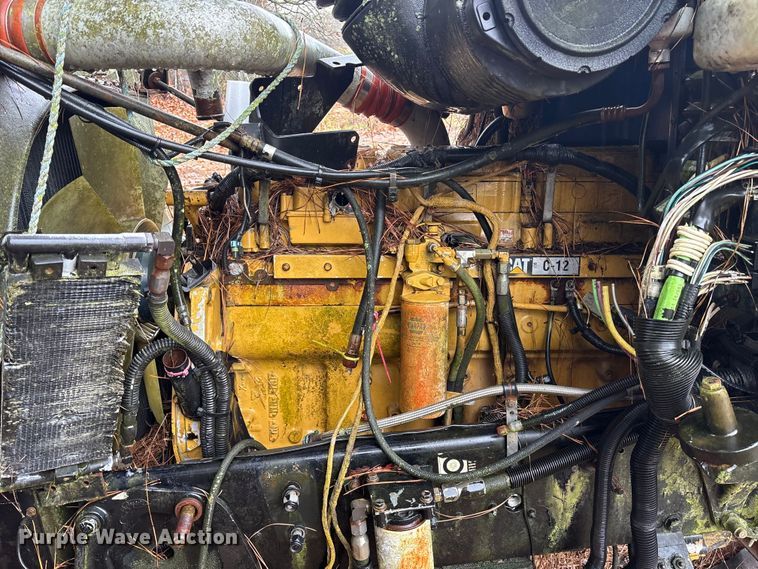 image for item ET7321 2004 Peterbilt 385 truck cab and chassis