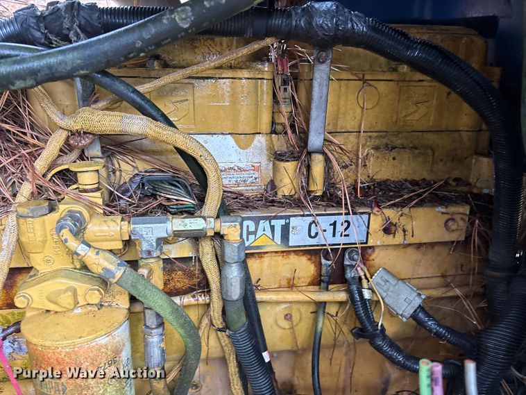 image for item ET7321 2004 Peterbilt 385 truck cab and chassis