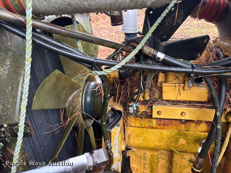 image for item ET7321 2004 Peterbilt 385 truck cab and chassis