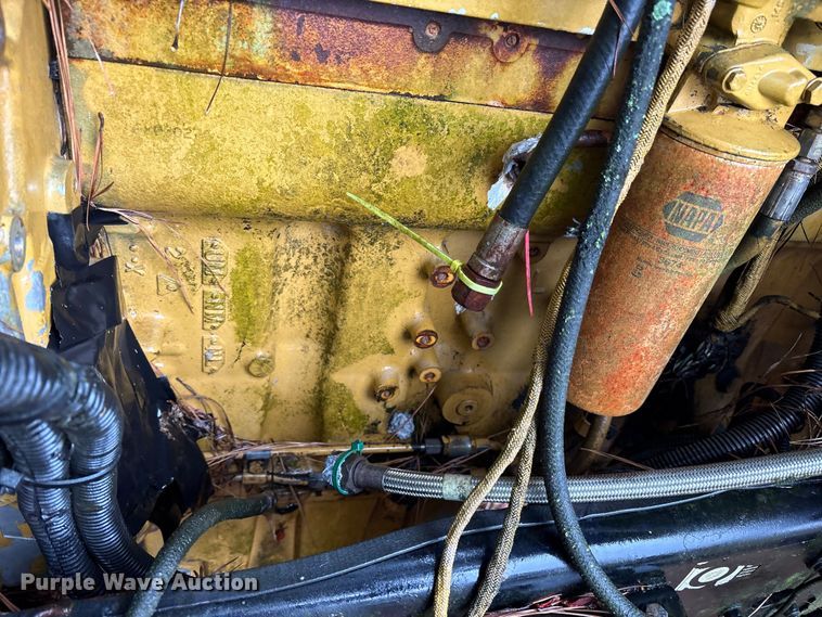 image for item ET7321 2004 Peterbilt 385 truck cab and chassis