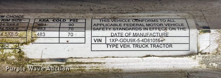 image for item ET7321 2004 Peterbilt 385 truck cab and chassis