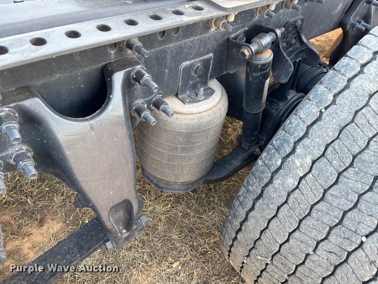 image for item EU2209 2021 International LT625 semi truck