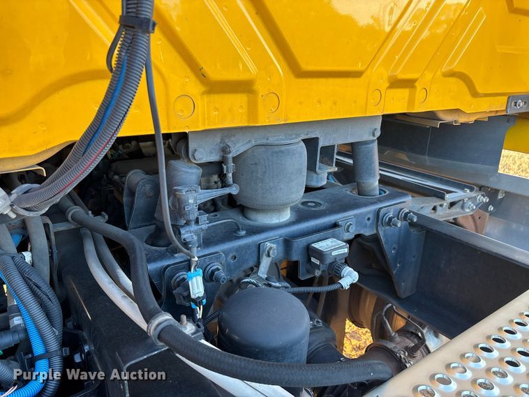 image for item EU2209 2021 International LT625 semi truck