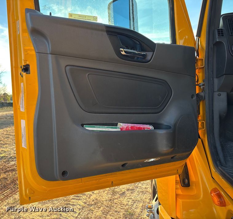 image for item EU2209 2021 International LT625 semi truck