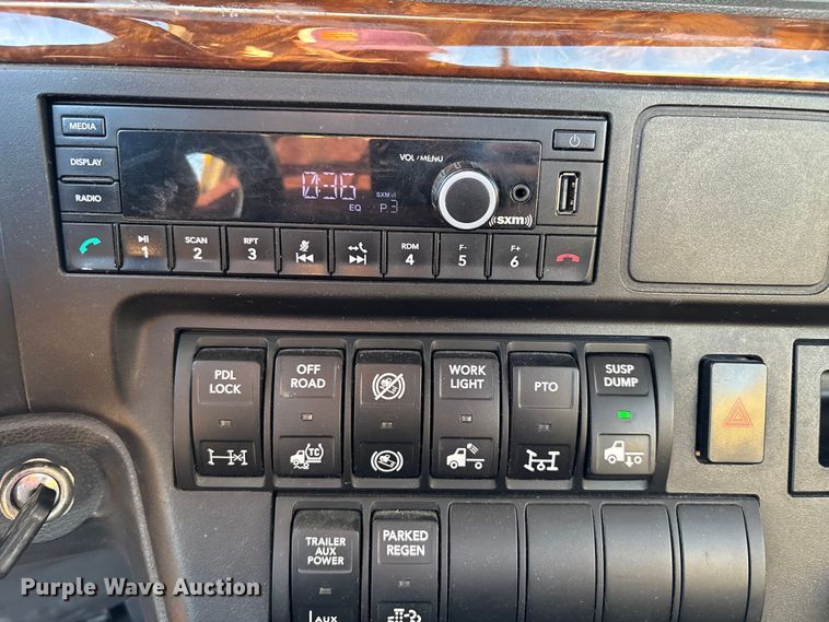 image for item EU2209 2021 International LT625 semi truck