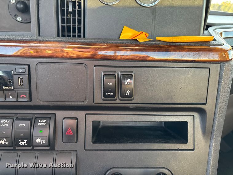 image for item EU2209 2021 International LT625 semi truck