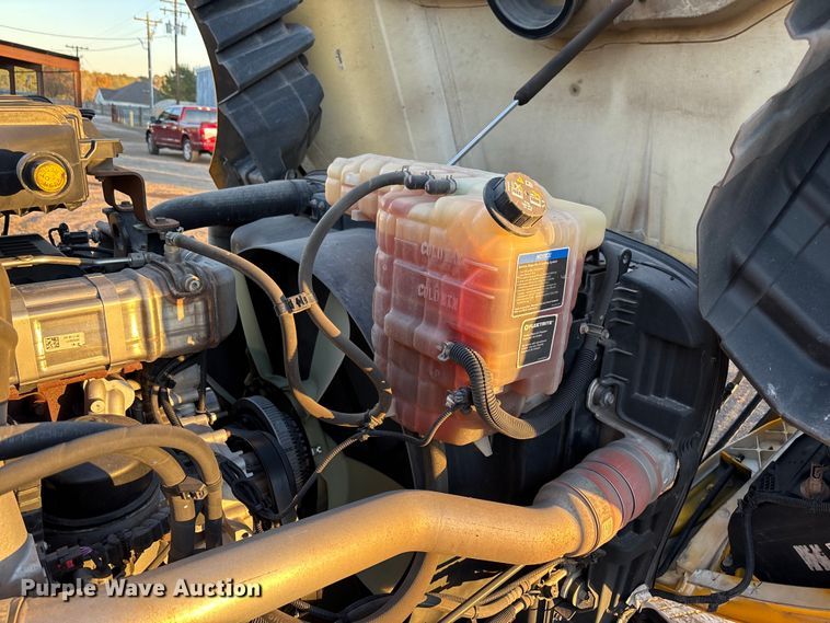 image for item EU2209 2021 International LT625 semi truck